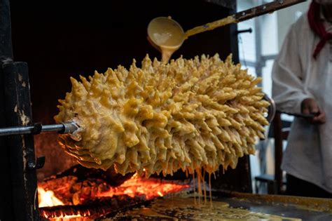 Le gâteau à la broche une spécialité culinaire de la montagne Guide