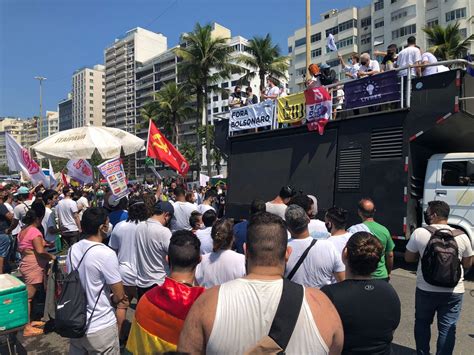 Manifestantes Fazem Protesto Contra O Presidente Bolsonaro Em