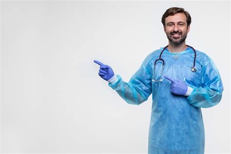 Retrato de hombre llevando bata médica y guantes Foto Gratis