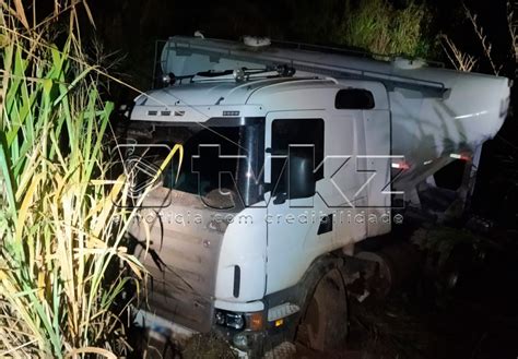 TV KZ Carreta sai da pista na BR 262 em Campos Altos MG trânsito