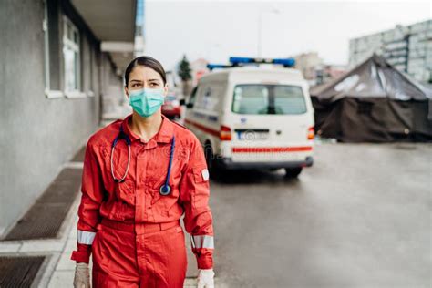 Paramedico In Uniforme Davanti All Isolamento Medico Del Pronto