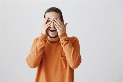 Hombre Feliz Sorprendido Sonriendo Con Los Ojos Cerrados Mirando A