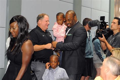 Donovan McNabb Net Worth: NFL & Legal Troubles [2025 Update]