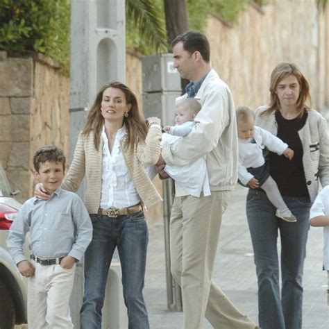 La Reina Letizia cariñosa con Froilán y acompañada del Rey Felipe la