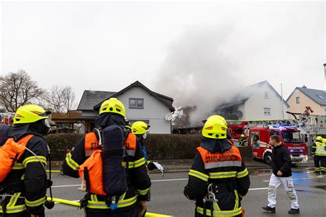 Großeinsatz der Feuerwehr im Kreis Coburg Dachstuhl brennt lichterloh