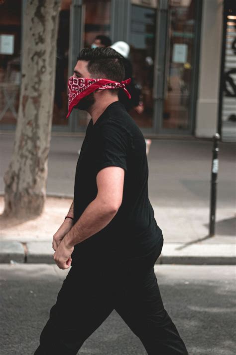 Man In Black T Shirt Wearing Red Hat Photo Free Place De La