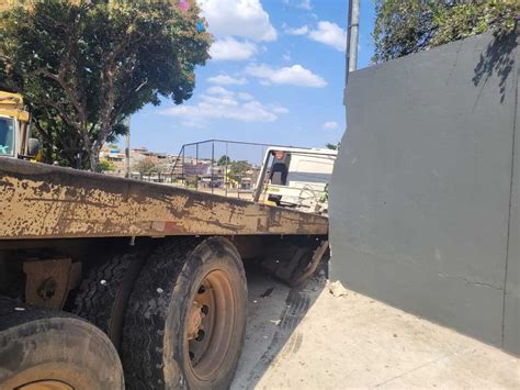 Caminh O Perde O Freio Em Descida E Atinge Muro De Centro De Sa De Em