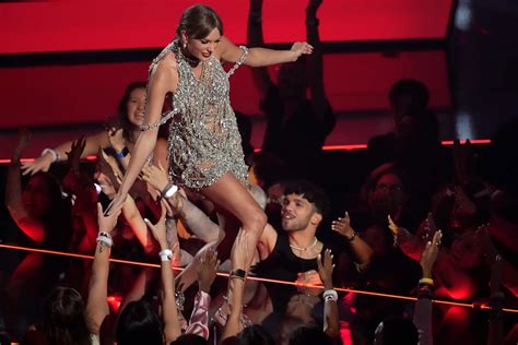 Taylor Swift dominates the MTV Video Music Awards and unveils her new ...