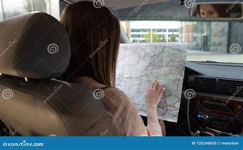 Femme D Affaires S Asseyant Dans La Voiture Et Regardant Sur La Carte