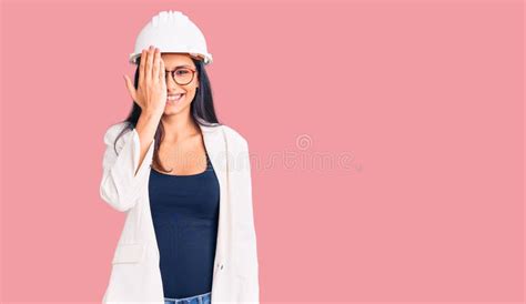 Joven Y Hermosa Chica Latina Con Un Arquitecto Hardhat Y Unas Gafas Cubriendo Un Ojo Con Una