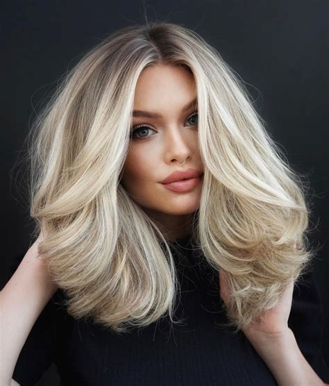 33 cute blonde hair color trends 2022 middle part lob blonde haircut ...