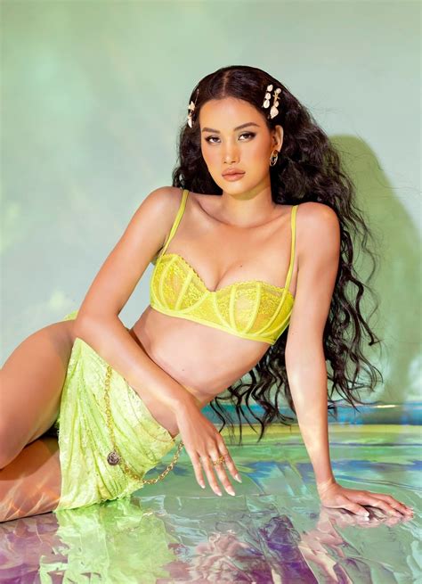 Hương Ly gây sốt khi diện bikini nhỏ xíu khoe cơ bụng số gợi cảm Báo Dân trí