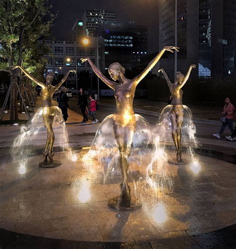 Creapills On Twitter La Fontaine Des Ballerines Sculpture En