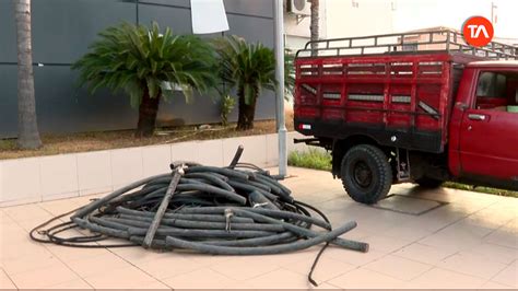 Trabajadores de CNT detenidos por robar cables de teléfono en Guayaquil