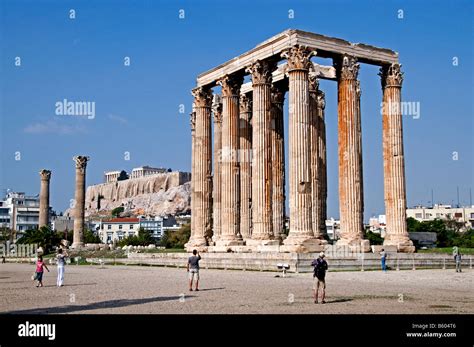 Templo De Zeus En El Fondo La Acr Polis Parten N De Atenas Grecia