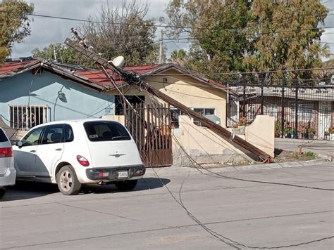 Camión de OXXO derriba poste con cableado de la CFE y deja sin luz