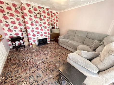 Poynters Road Luton 3 Bed Semi Detached House For Sale £300 000