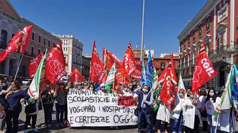 Bari In Centro Protesta Dei Lavoratori Delle Mense E Delle Pulizie