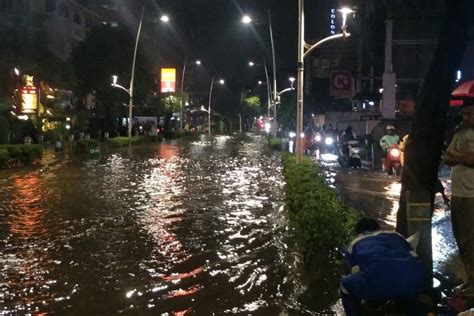 Diguyur Hujan Deras Jalan Kemang Raya Terendam Banjir