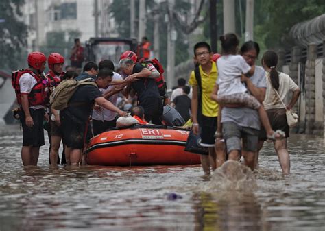 京津冀暴雨洪涝灾害｜涿州救援现场：红十字救援队徒手拨开“生命通道”