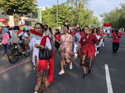 Bak Model Fashion Week Emak Emak Berkebaya Melenggang Peringati Hut