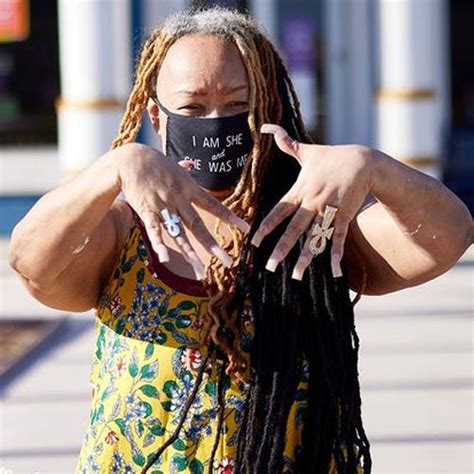 woman  worlds longest fingernails   cut    time