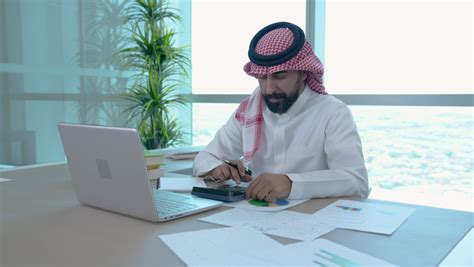 سيدة اعمال عربية خليجية سعودية، تعمل على ادارة الحسابات، استخدام جهاز