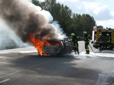 Feuerwehr löscht brennende Autos auf der A 1