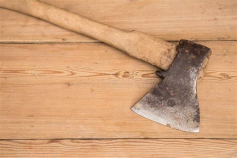 Vecchia Ascia Con Una Maniglia Di Legno Attaccata In Ceppo Di Legno