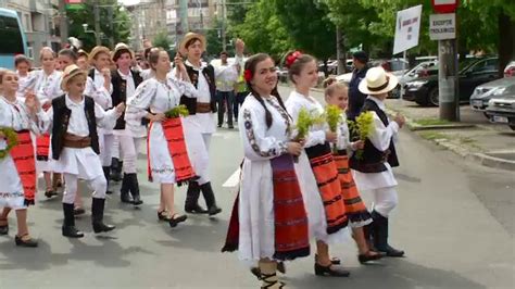 Parada In Costume Populare La Baia Mare 300 De Copii Au Defilat Pe