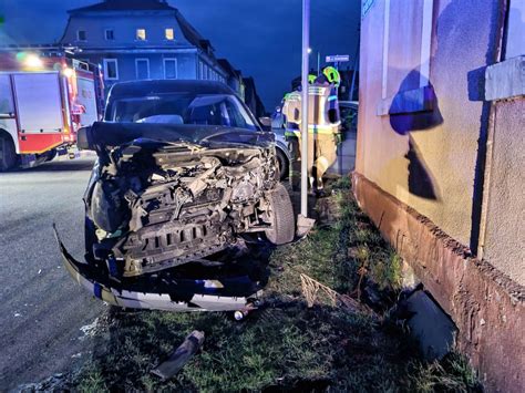 Galeria Auto Wjecha O W Budynek Drugi Samoch D Jest Roztrzaskany