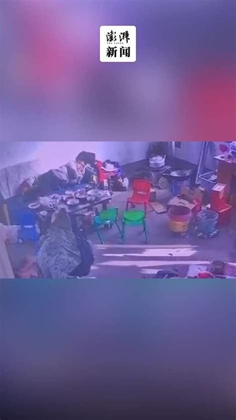 男子趁店主睡觉偷走2万元，被抓获时撒钱企图逃走 凤凰网视频 凤凰网