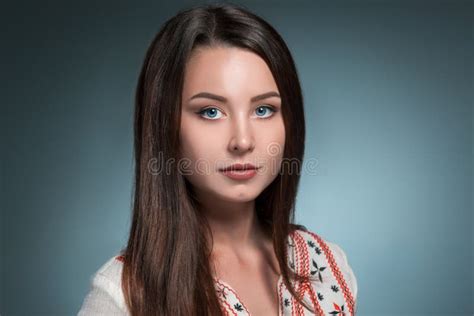 La Belle Fille Dans Le Costume Ukrainien National Au Studio Image Stock