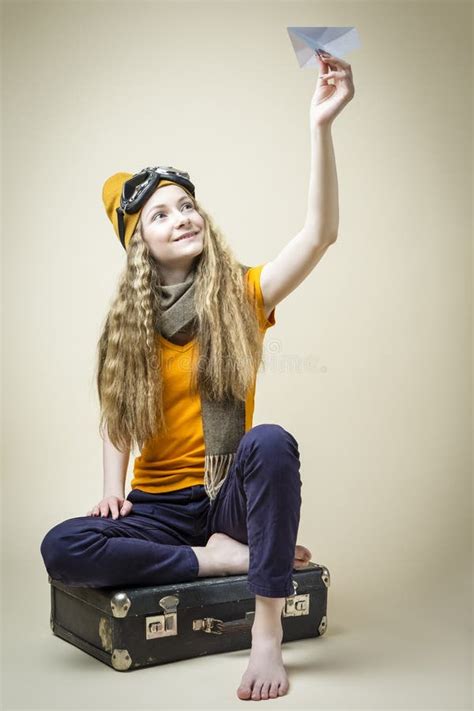 Portrait D Une Adolescente Blonde Caucasienne Dans Des Lunettes Volantes Tenant Un Avion En