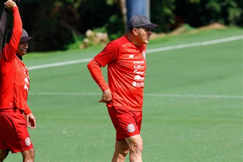 Fedefútbol confirma tres bajas en el cuerpo técnico de Luis Fernando