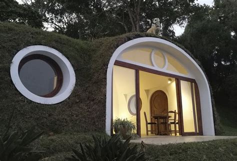 Casas hobbit ecológicas hechas con material reciclado