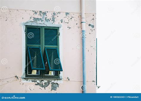 Persianas De Madera Verde Cerradas En La Fachada De Una Casa Imagen De