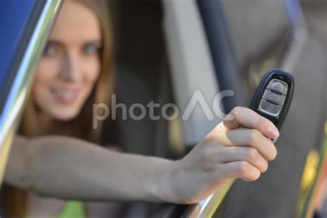 車を運転する女性24 No 108278｜写真素材なら「写真ac」無料（フリー）ダウンロードok