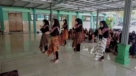 Siswa Kelas 7 Mts Negeri 4 Klaten Menari Tradisional