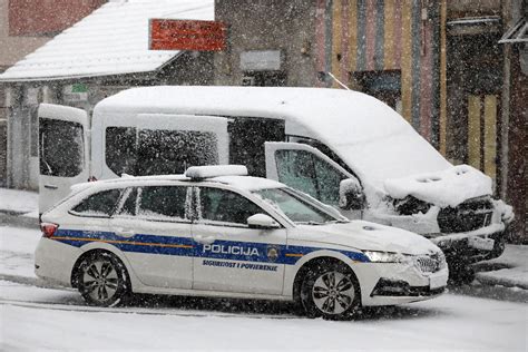 Kombi S Migranta Probio Rampu Na Lu Kom Policija Objavila Detalje