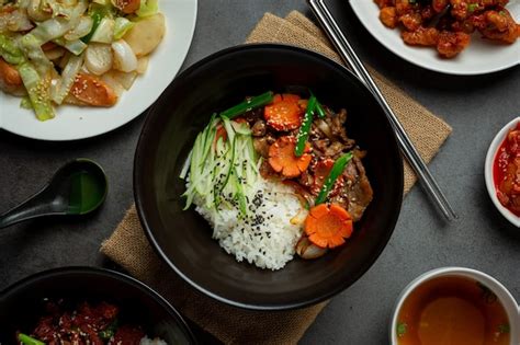 Revuelva El Cerdo Frito Con Salsa Coreana Sobre Fondo Oscuro Foto Gratis