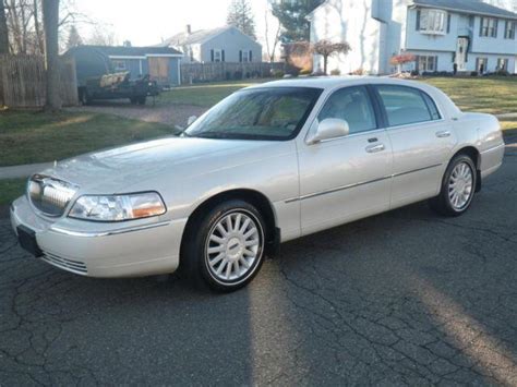 2005 Lincoln Town Car Signature limited for Sale in Enfield ...