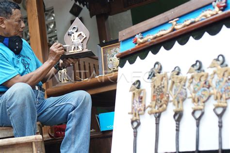 Kerajinan Wayang Berbahan Limbah Kayu Antara Foto