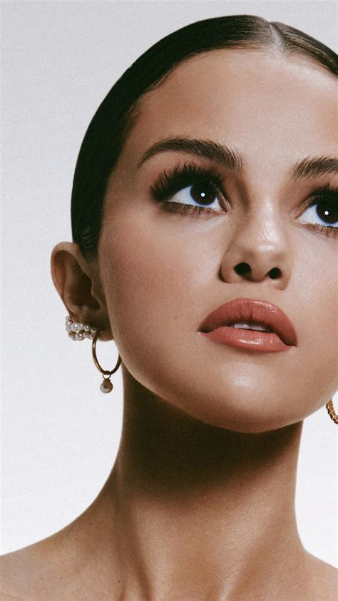 Selena Gomez Covers Debut Issue Of Cr Fashion Book China By