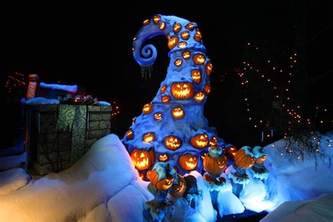 From Screen to Park: Haunted Mansion Holiday at Disneyland Park ...