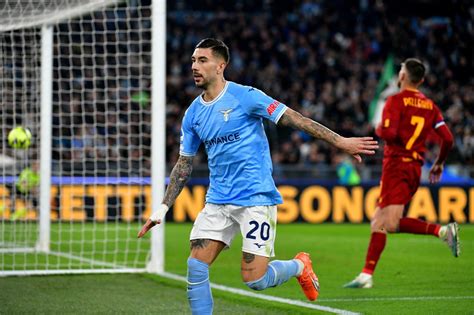 Um A Mais Lazio Vence Cl Ssico A Roma E Mant M Milan No G Do