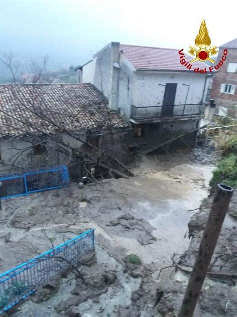 Cosenza Frana A Rota Greca Tre Case Investite Dalla Massa Di Fango E