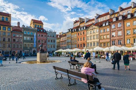 Arquitectura Del Casco Antiguo Y Visitantes En Varsovia En Verano