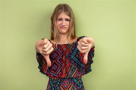 Jeune fille slave blonde mécontente Photo Gratuite