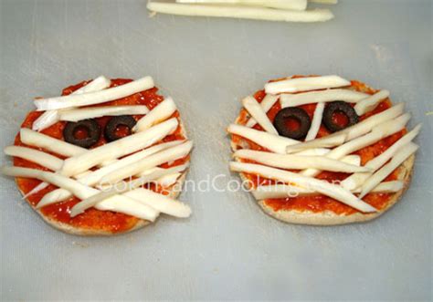 Halloween Mummy Pizza | Halloween Recipe | Cooking and Cooking